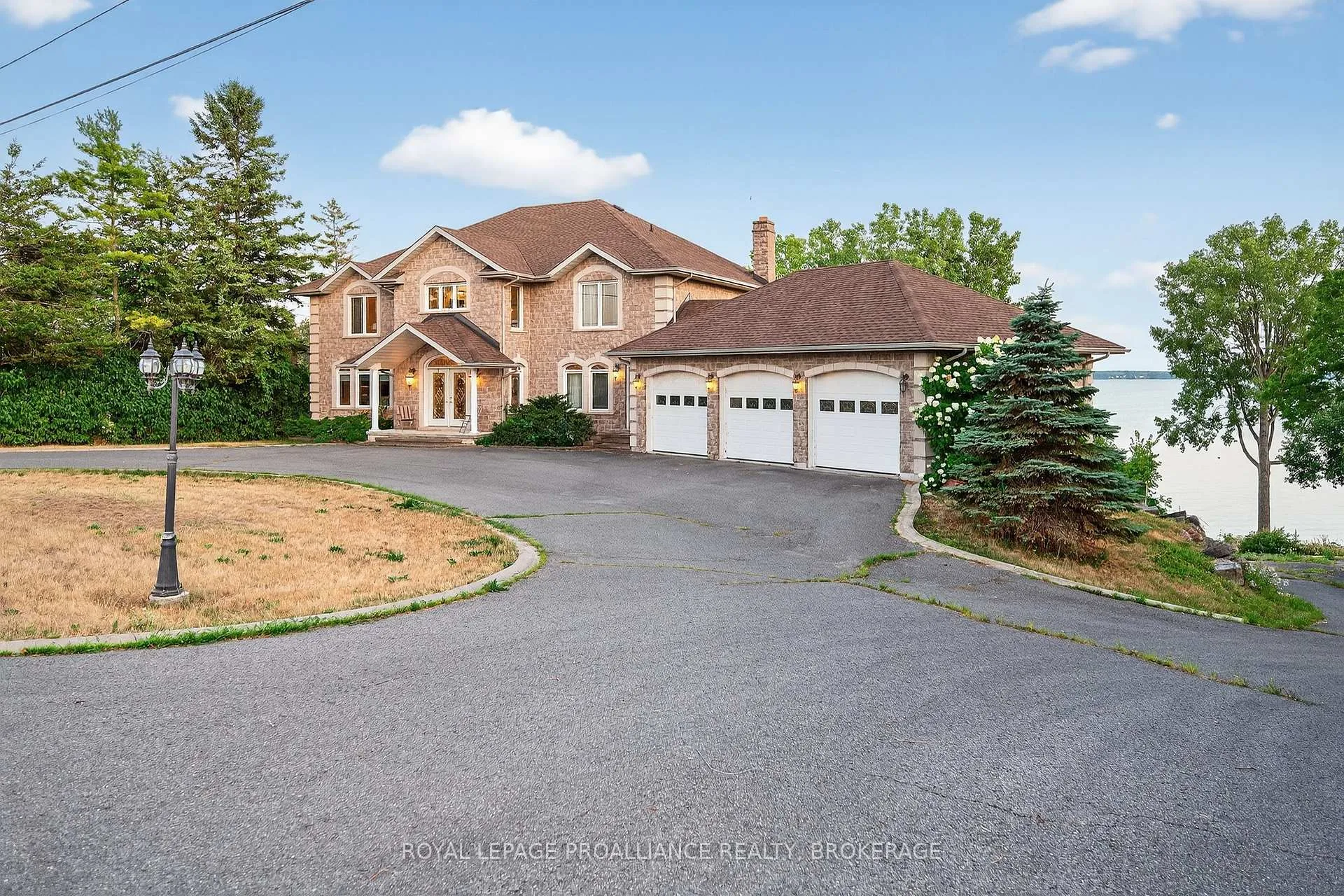 Front of 4734 Lakeside Lane