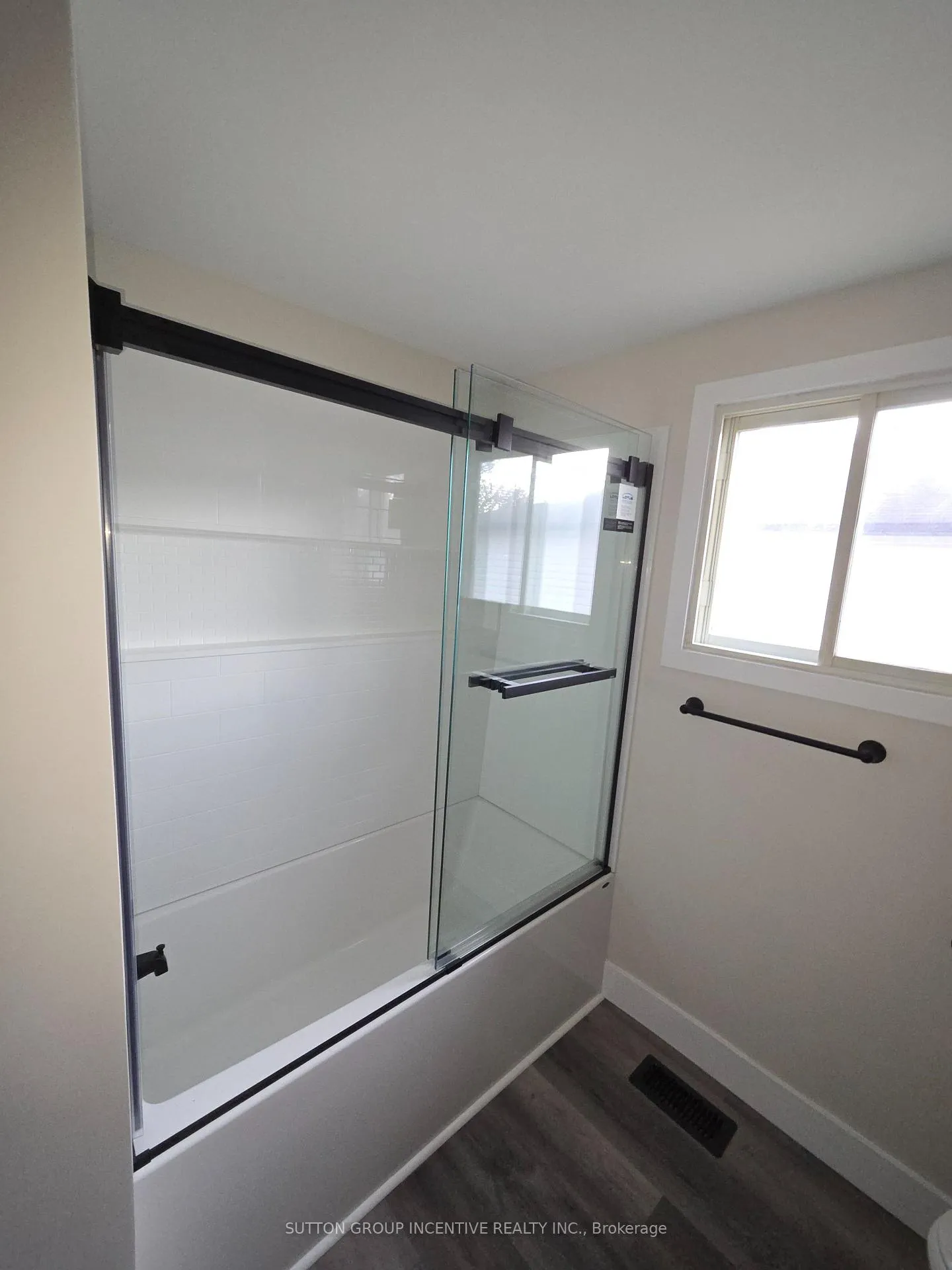 Photo 14 of 39 Royal Oak Drive, Innisfil, Cookstown — HOMEH