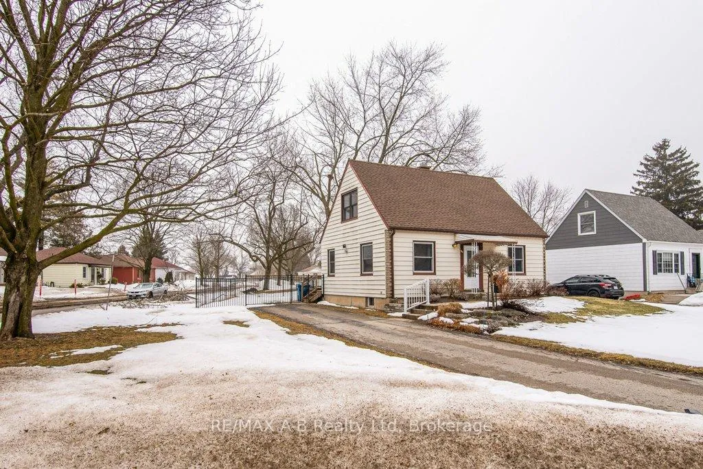 Photo 4 of 54 Glastonbury Drive, Stratford — HOMEH
