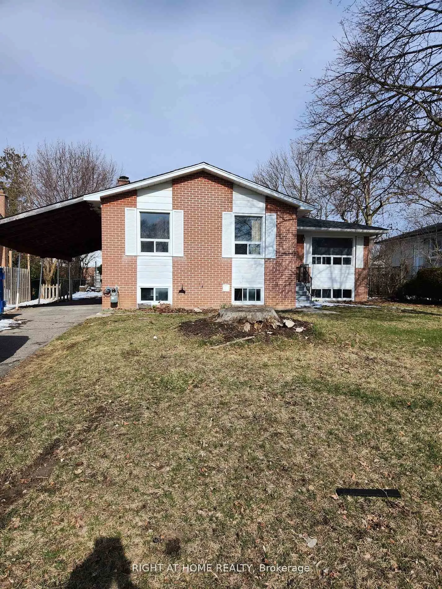 Photo 1 of Unit (Upper), 4 Stanley Court, Brampton, Brampton South — HOMEH