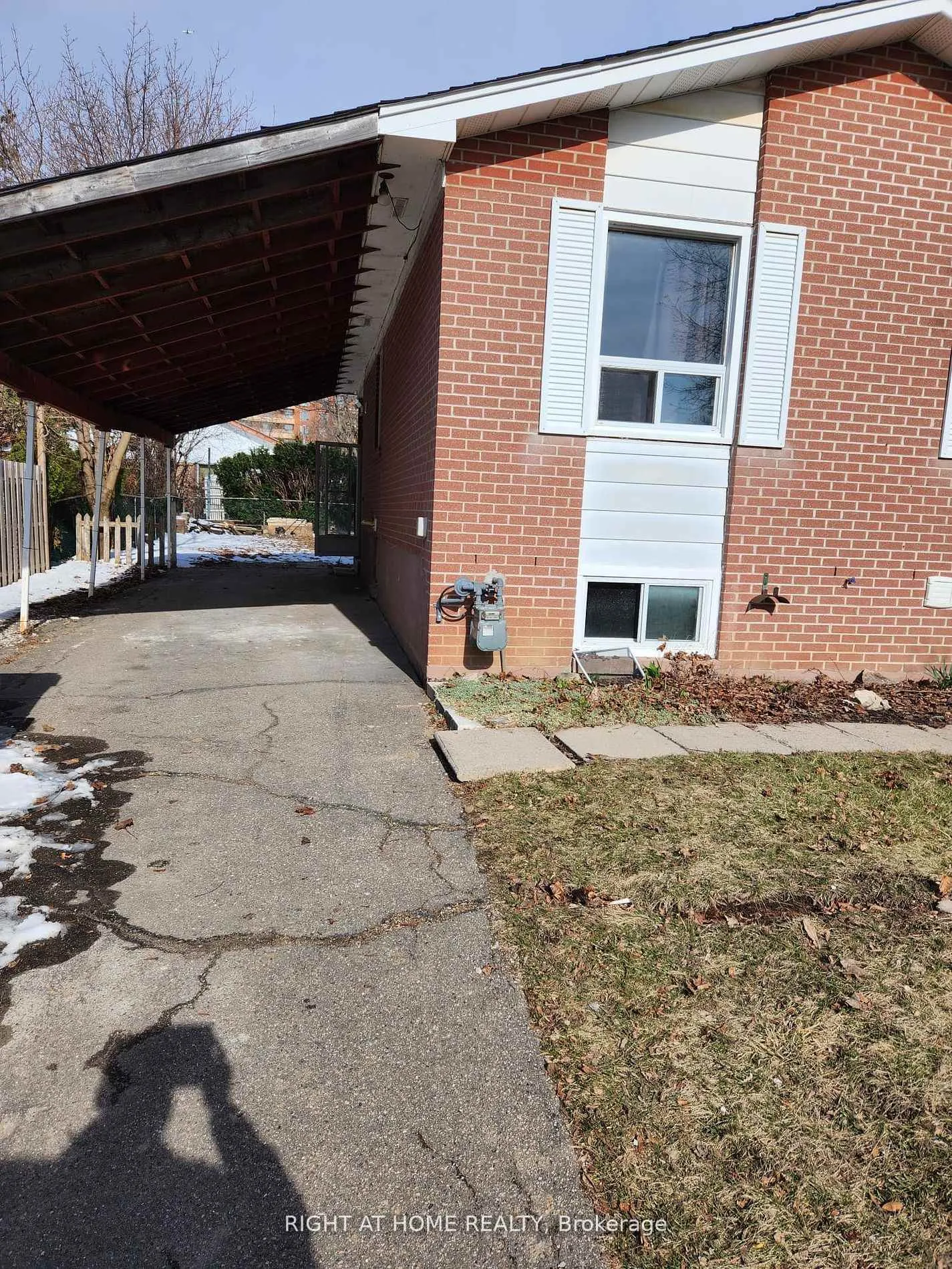 Photo 2 of Unit (Upper), 4 Stanley Court, Brampton, Brampton South — HOMEH