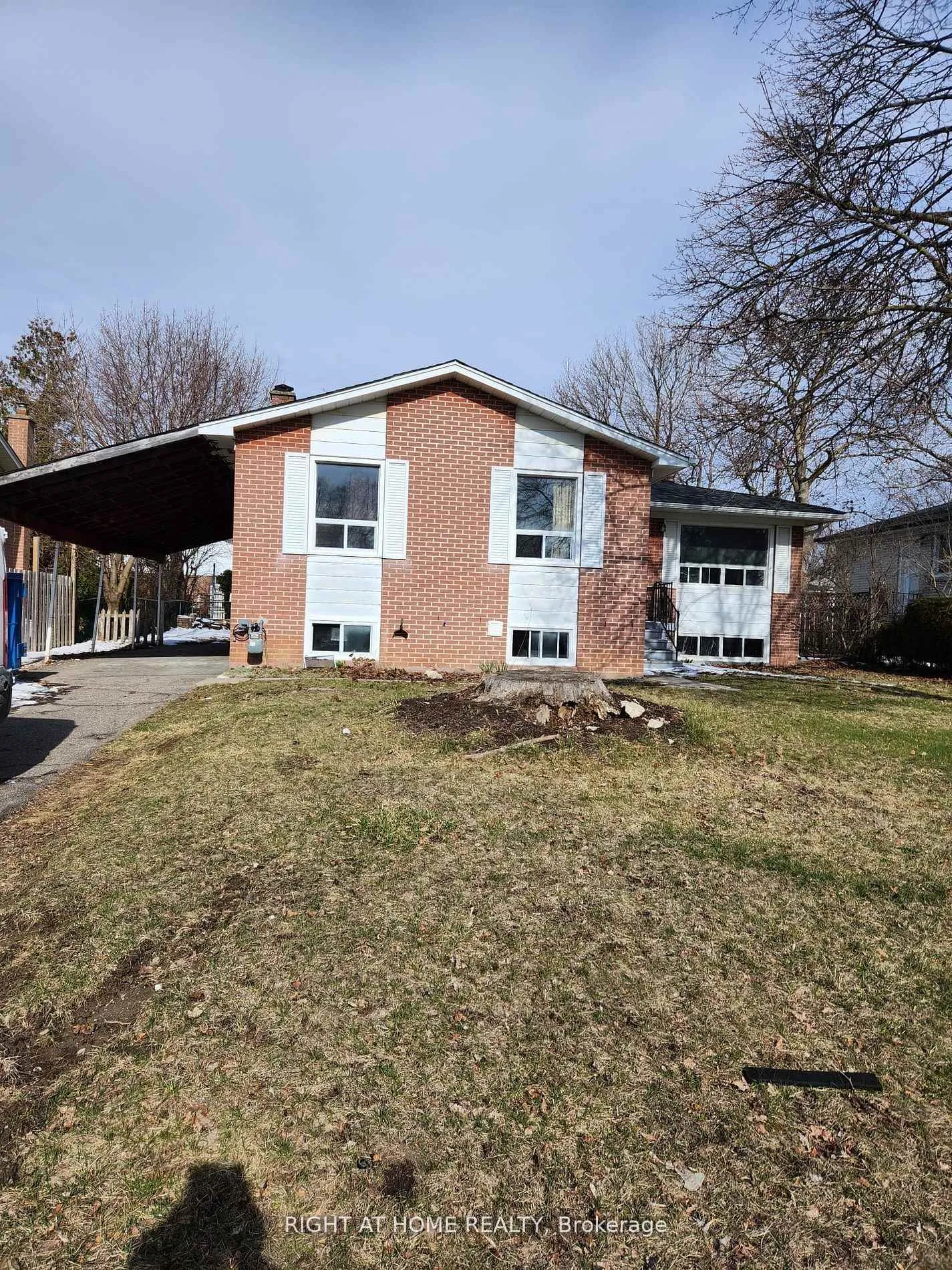 Photo 3 of Unit (Upper), 4 Stanley Court, Brampton, Brampton South — HOMEH