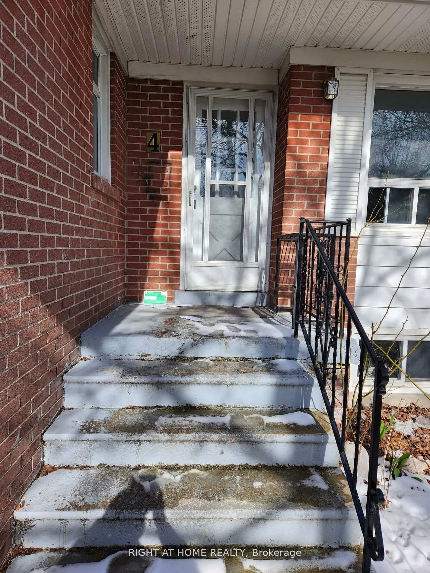 Photo 4 of Unit (Upper), 4 Stanley Court, Brampton, Brampton South — HOMEH