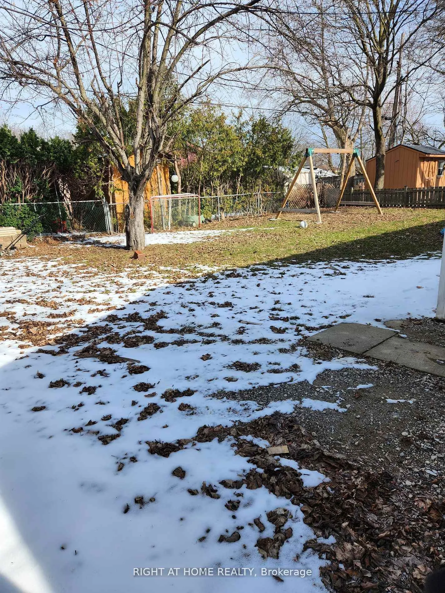 Photo 5 of Unit (Upper), 4 Stanley Court, Brampton, Brampton South — HOMEH