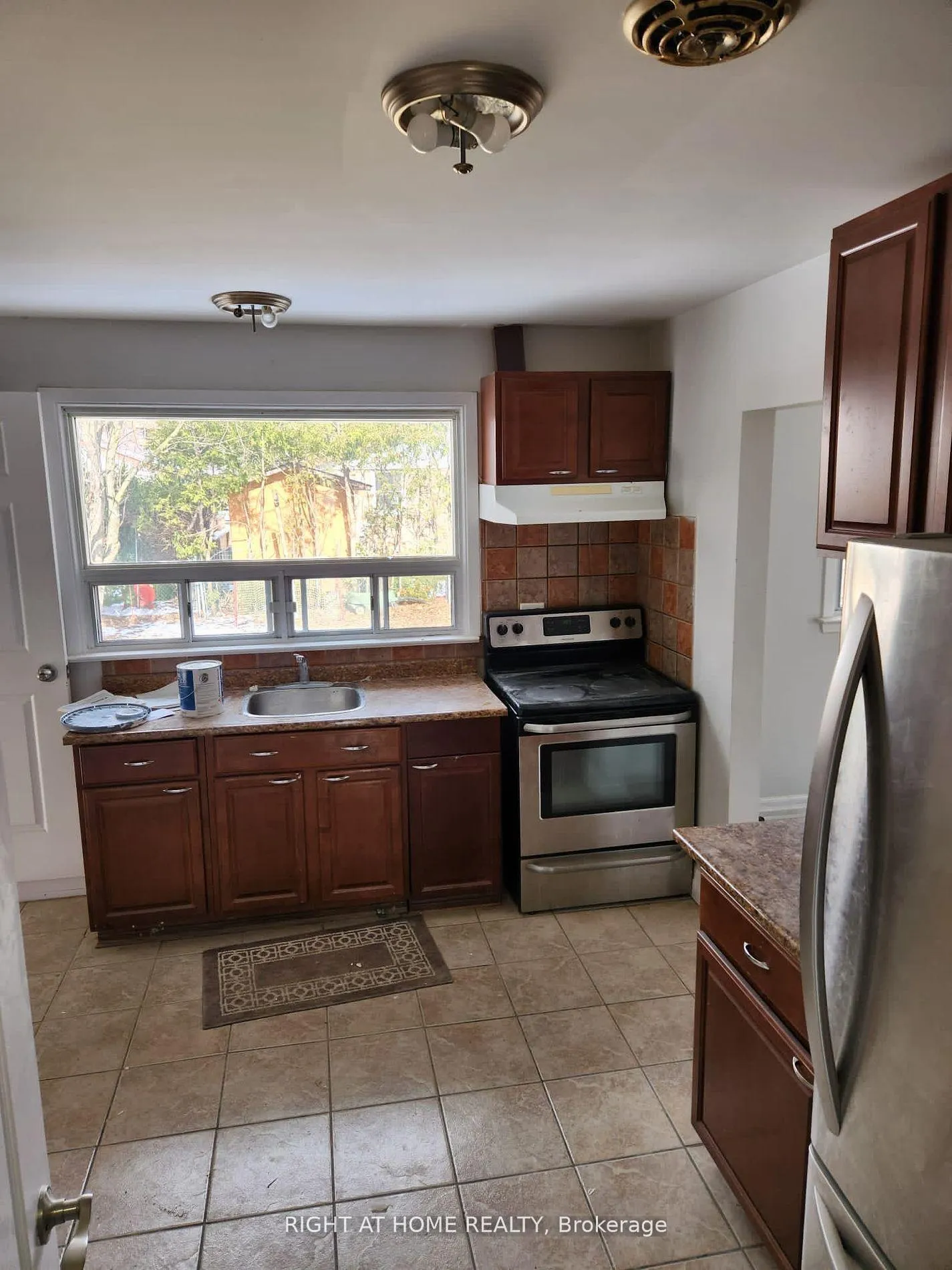Photo 6 of Unit (Upper), 4 Stanley Court, Brampton, Brampton South — HOMEH