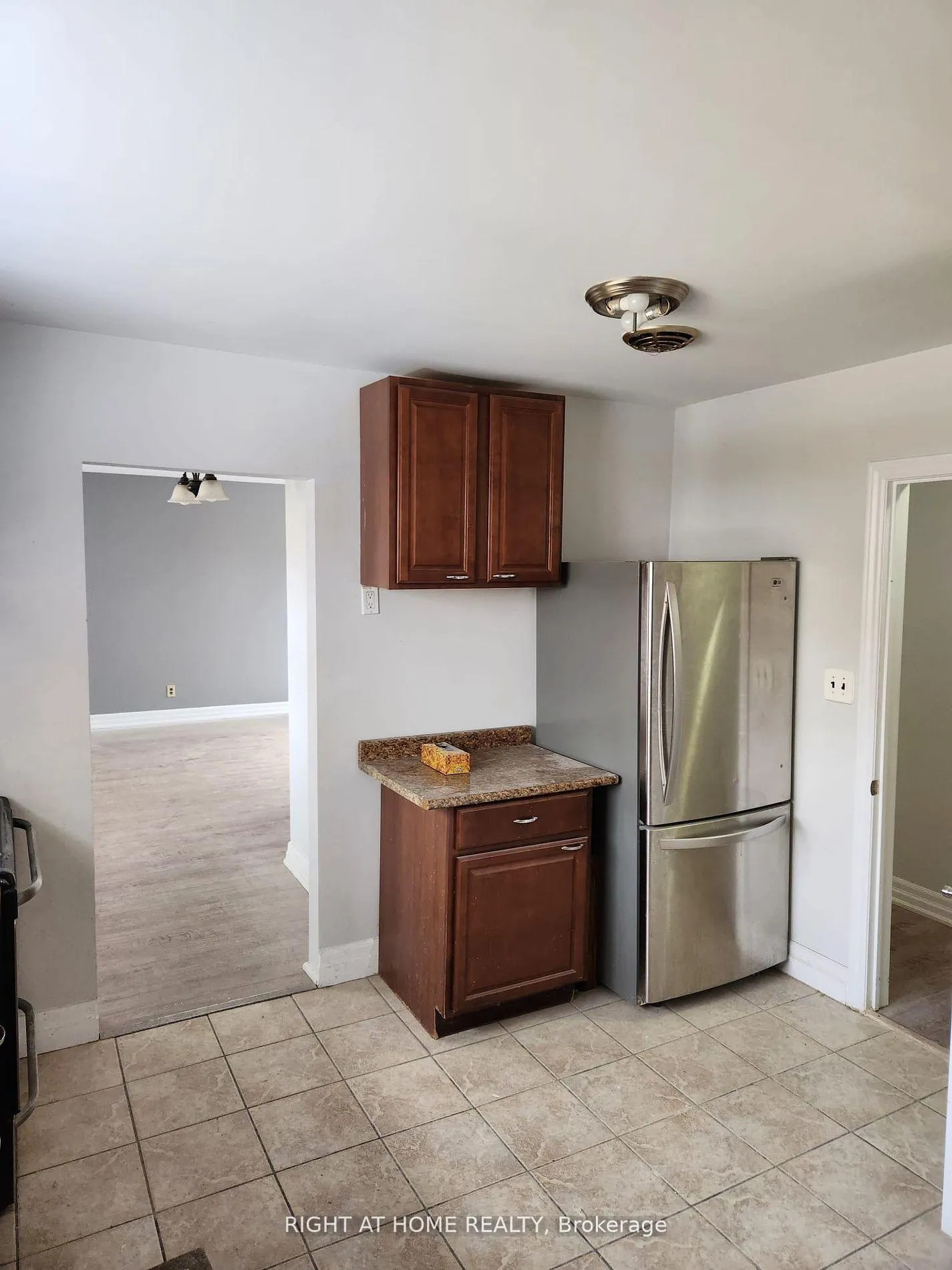 Photo 7 of Unit (Upper), 4 Stanley Court, Brampton, Brampton South — HOMEH
