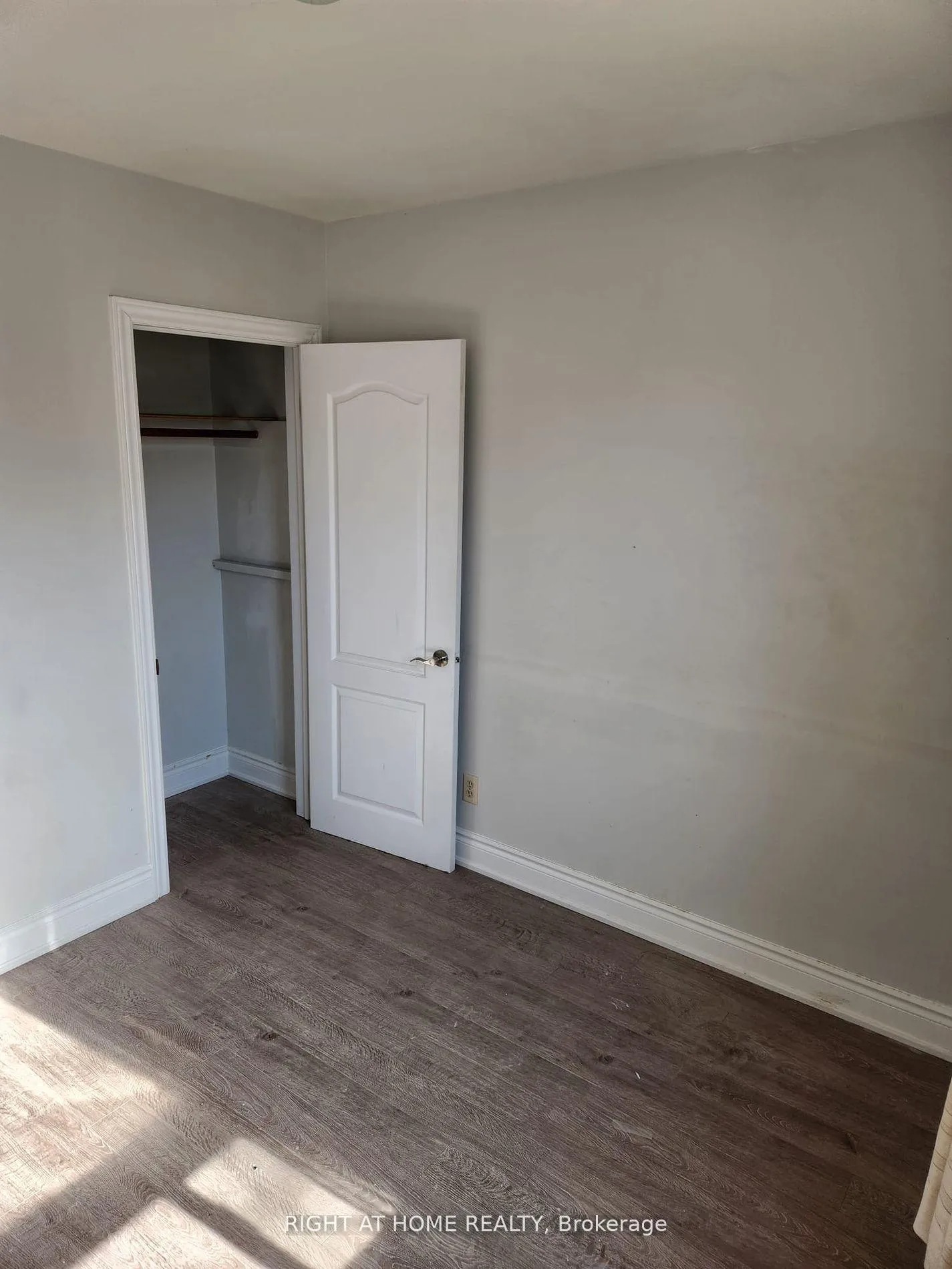 Photo 8 of Unit (Upper), 4 Stanley Court, Brampton, Brampton South — HOMEH