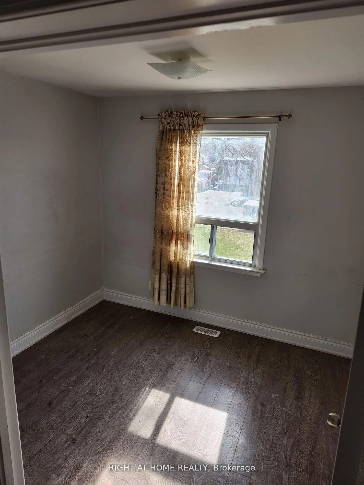 Photo 9 of Unit (Upper), 4 Stanley Court, Brampton, Brampton South — HOMEH