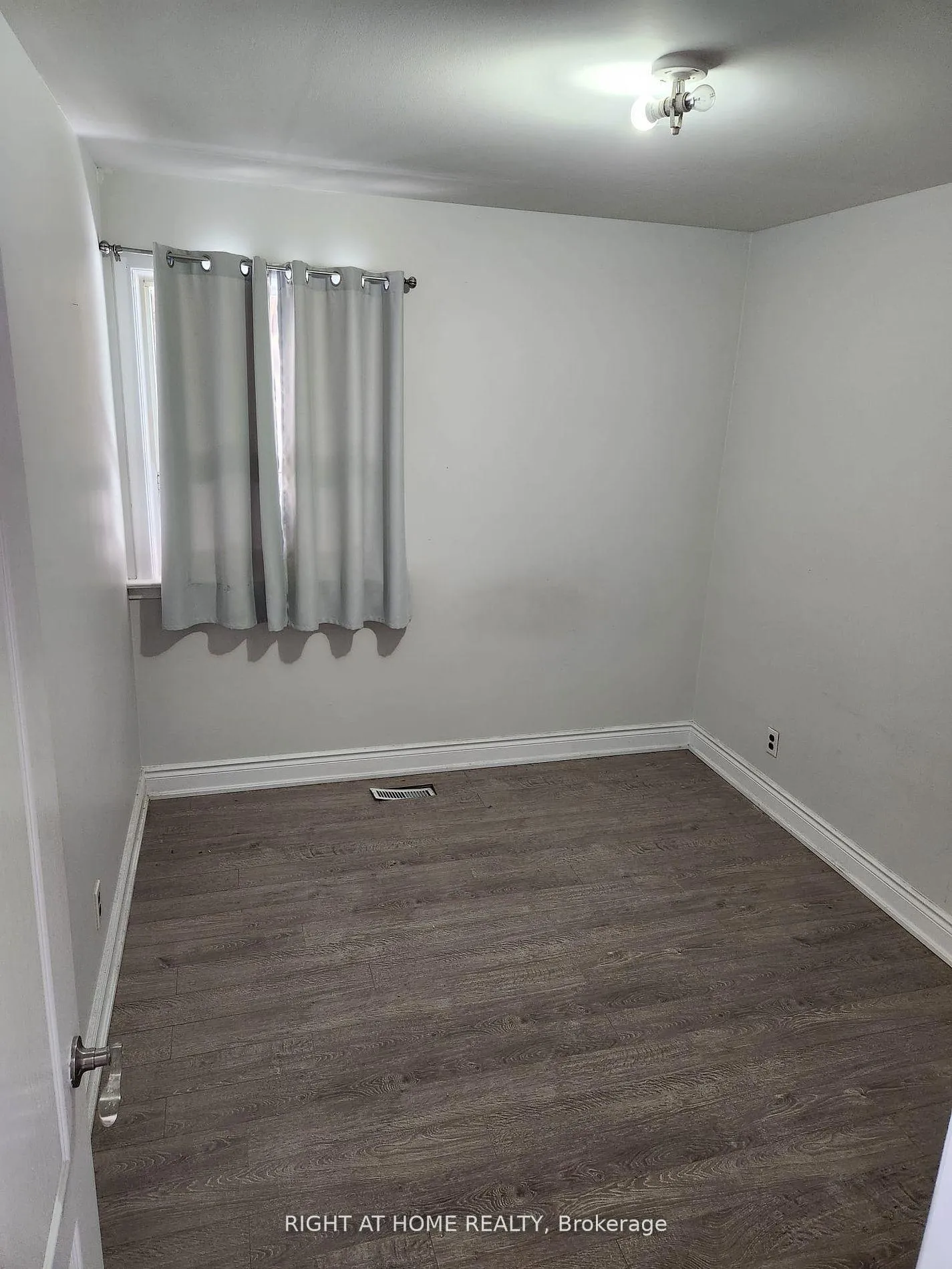 Photo 10 of Unit (Upper), 4 Stanley Court, Brampton, Brampton South — HOMEH