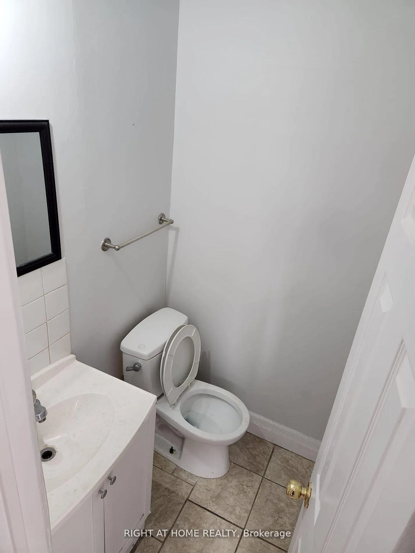 Photo 11 of Unit (Upper), 4 Stanley Court, Brampton, Brampton South — HOMEH