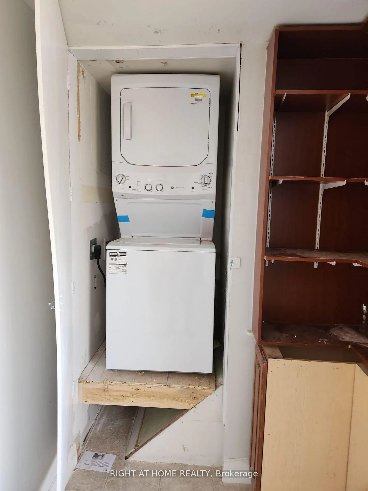 Photo 12 of Unit (Upper), 4 Stanley Court, Brampton, Brampton South — HOMEH