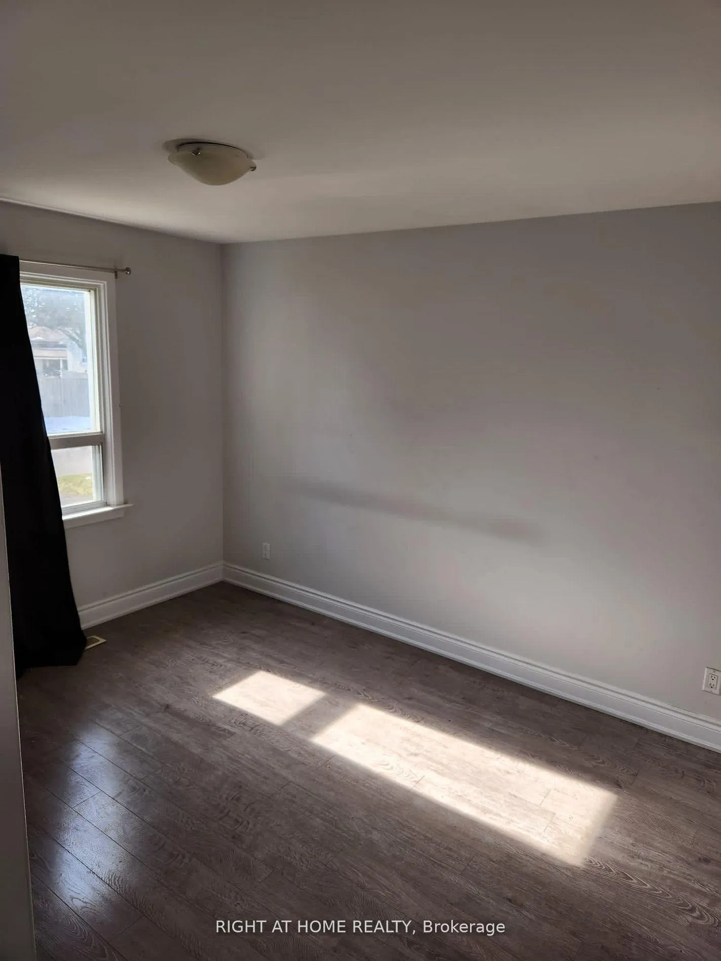 Photo 16 of Unit (Upper), 4 Stanley Court, Brampton, Brampton South — HOMEH