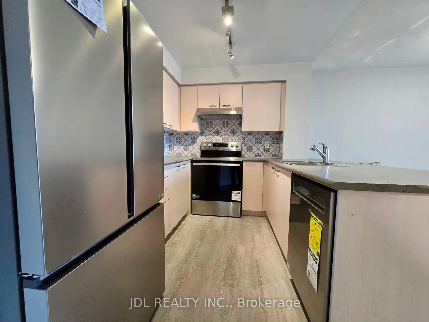 Photo 5 of Unit 501, 62 Suncrest Boulevard, Markham, Commerce Valley — HOMEH