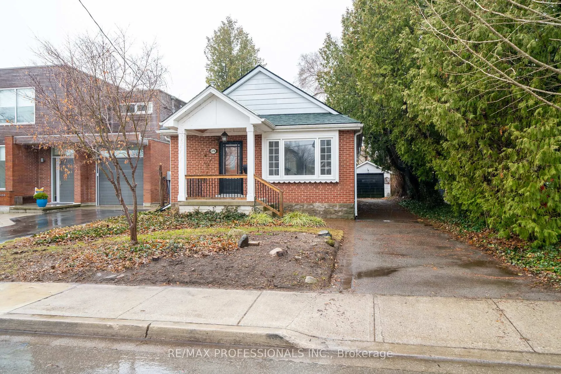 Photo 2 of 370 Delaware Avenue, Burlington, Brant — HOMEH