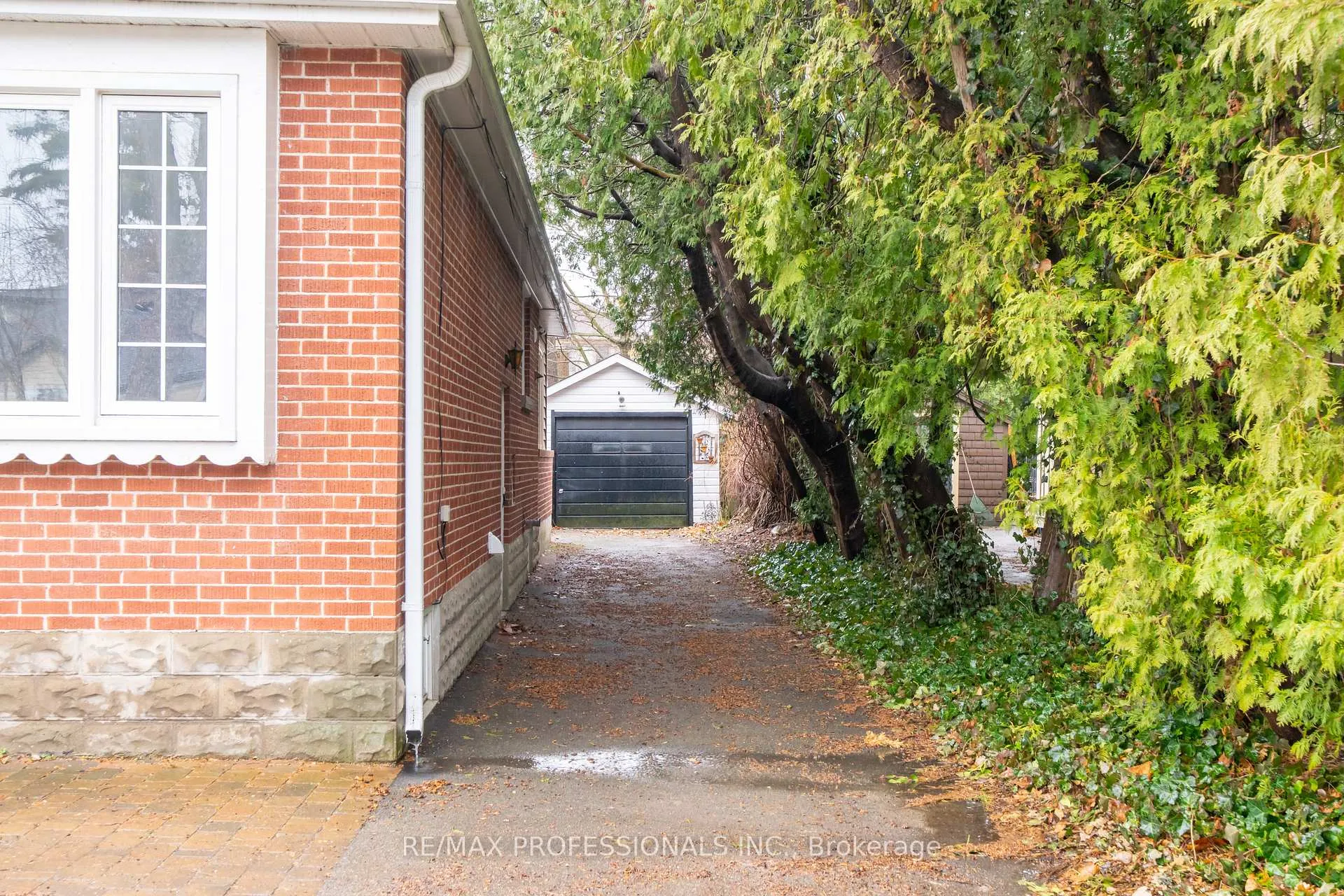 Photo 3 of 370 Delaware Avenue, Burlington, Brant — HOMEH