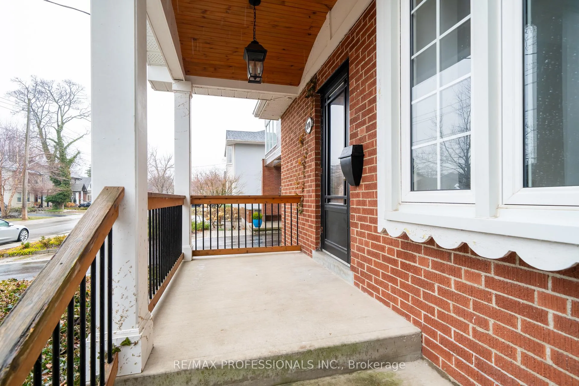 Photo 4 of 370 Delaware Avenue, Burlington, Brant — HOMEH