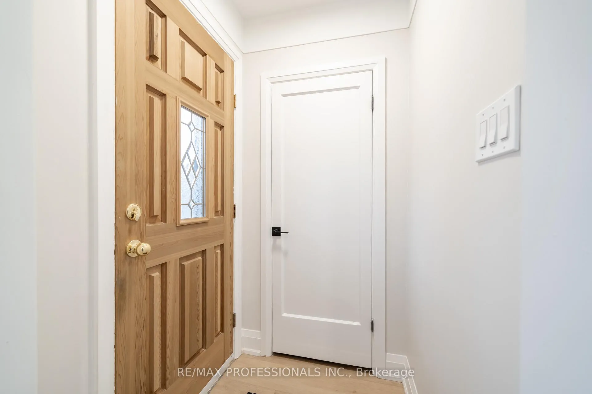 Photo 5 of 370 Delaware Avenue, Burlington, Brant — HOMEH