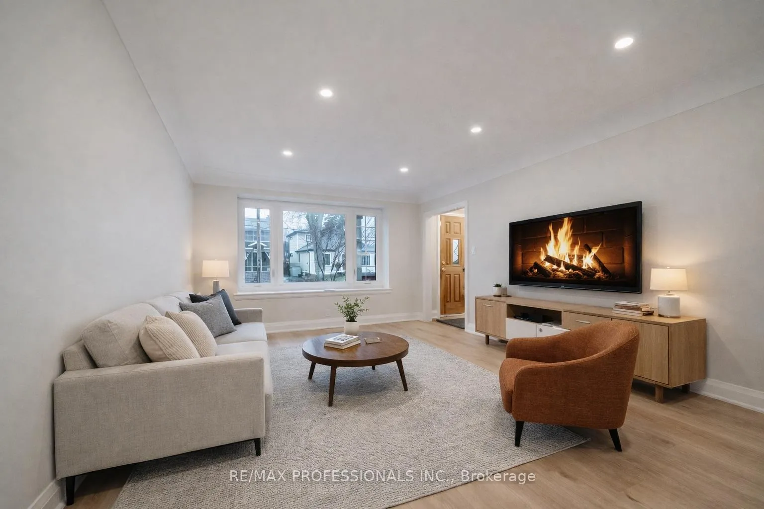 Photo 6 of 370 Delaware Avenue, Burlington, Brant — HOMEH