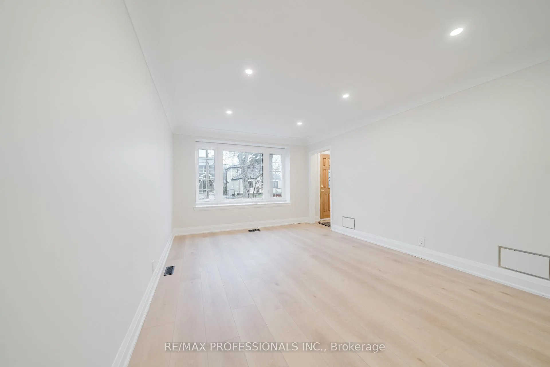 Photo 8 of 370 Delaware Avenue, Burlington, Brant — HOMEH