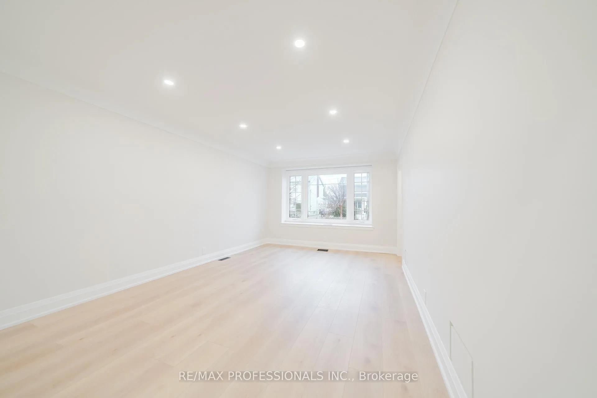 Photo 9 of 370 Delaware Avenue, Burlington, Brant — HOMEH