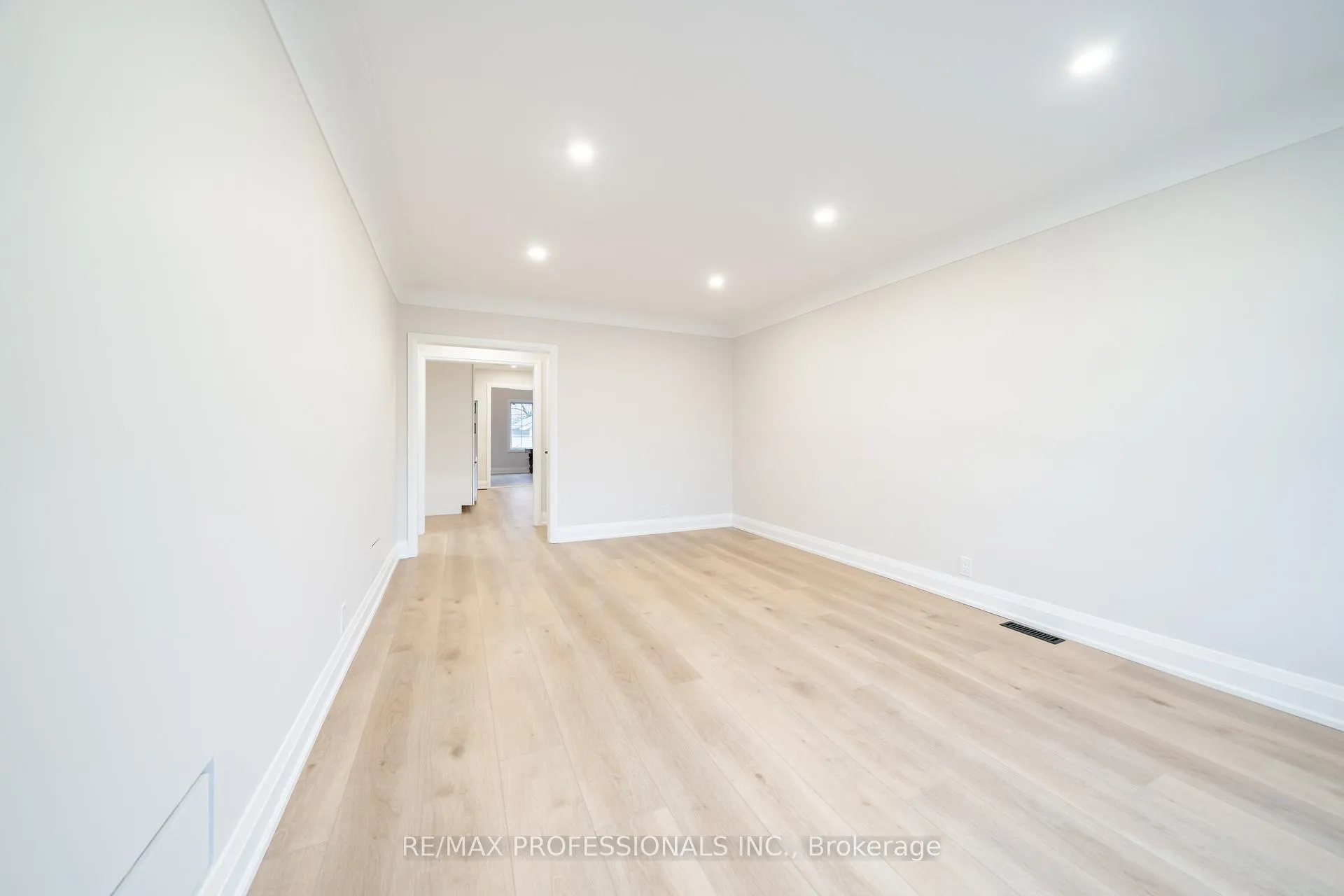 Photo 10 of 370 Delaware Avenue, Burlington, Brant — HOMEH