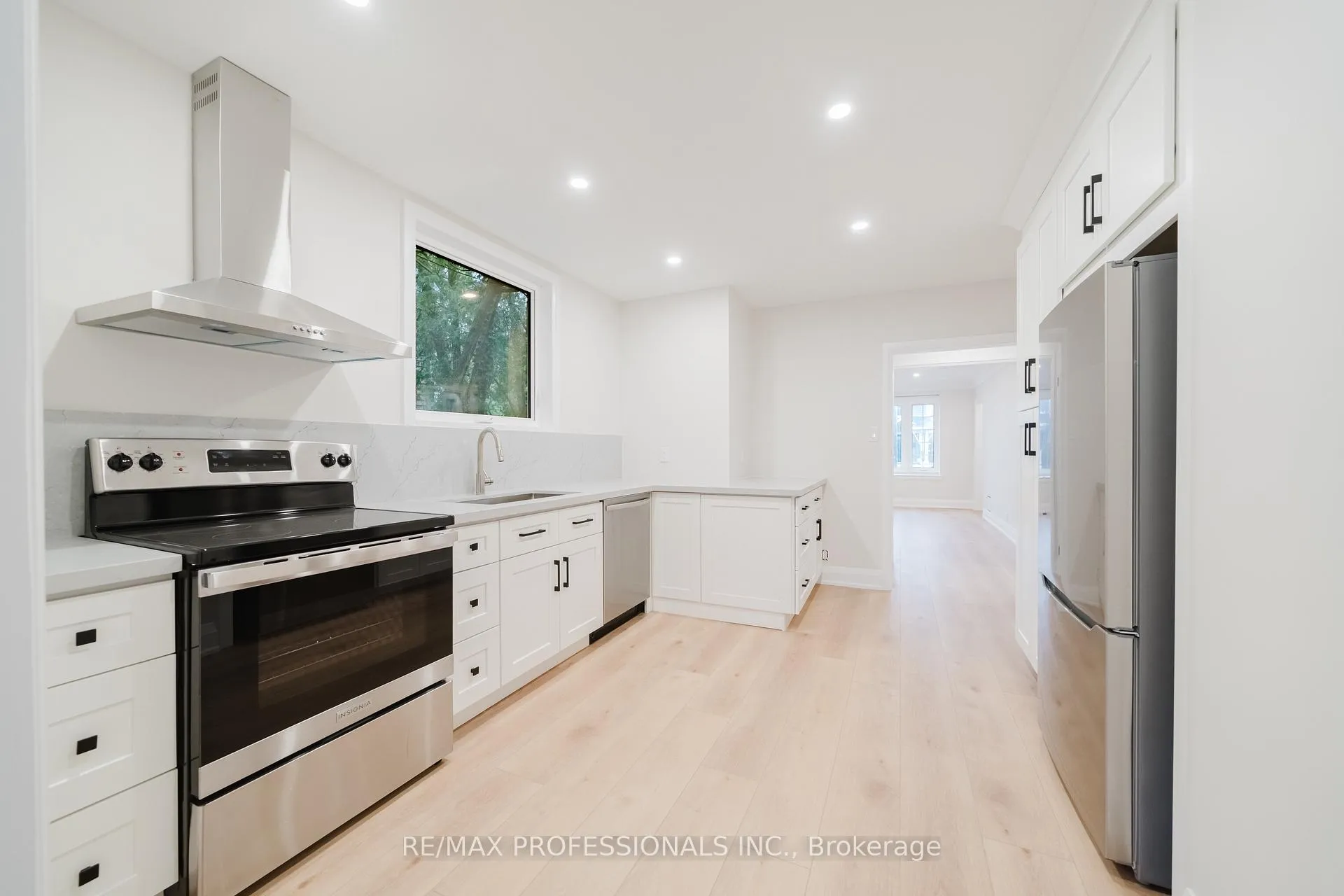 Photo 11 of 370 Delaware Avenue, Burlington, Brant — HOMEH