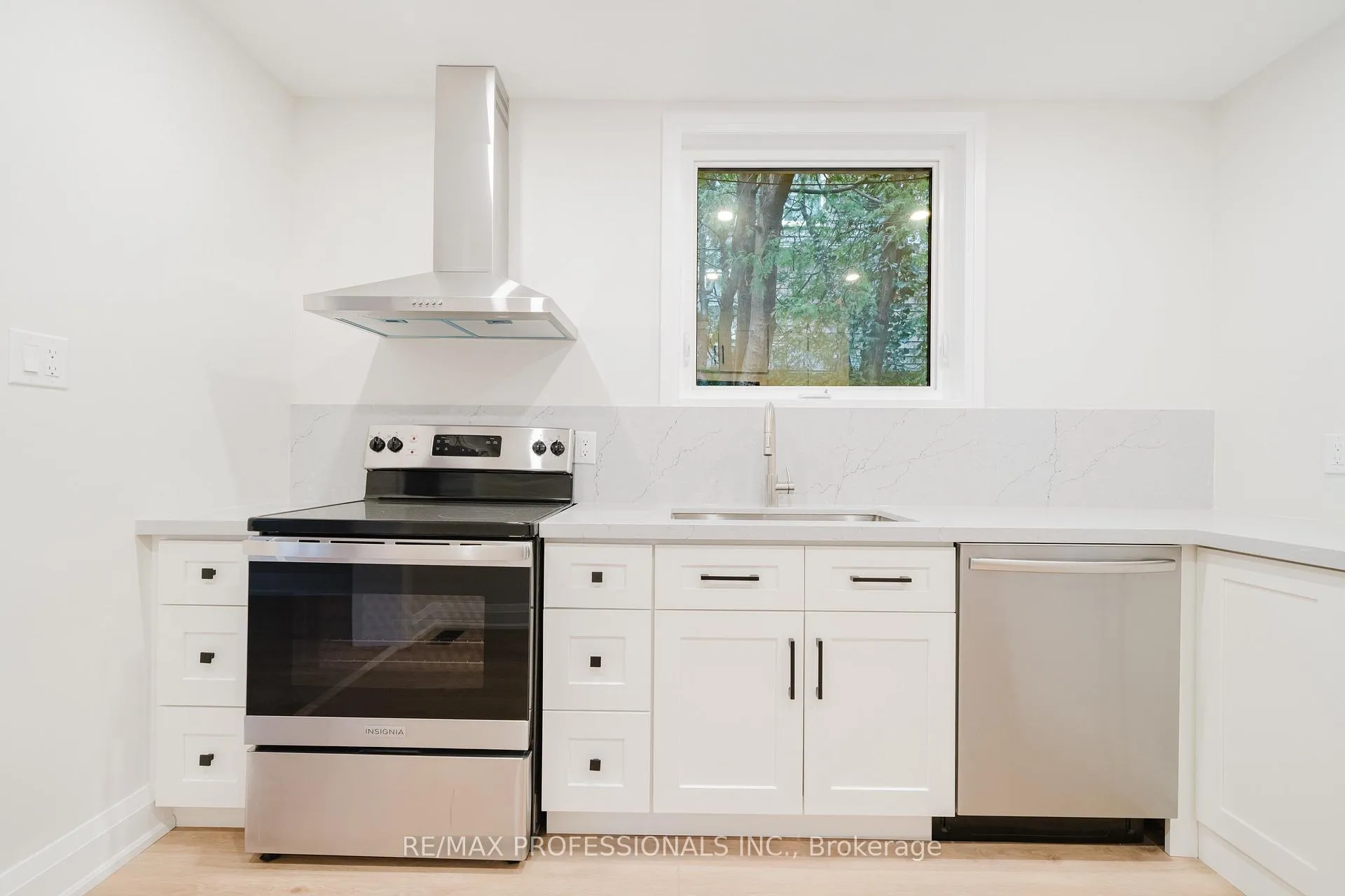 Photo 12 of 370 Delaware Avenue, Burlington, Brant — HOMEH