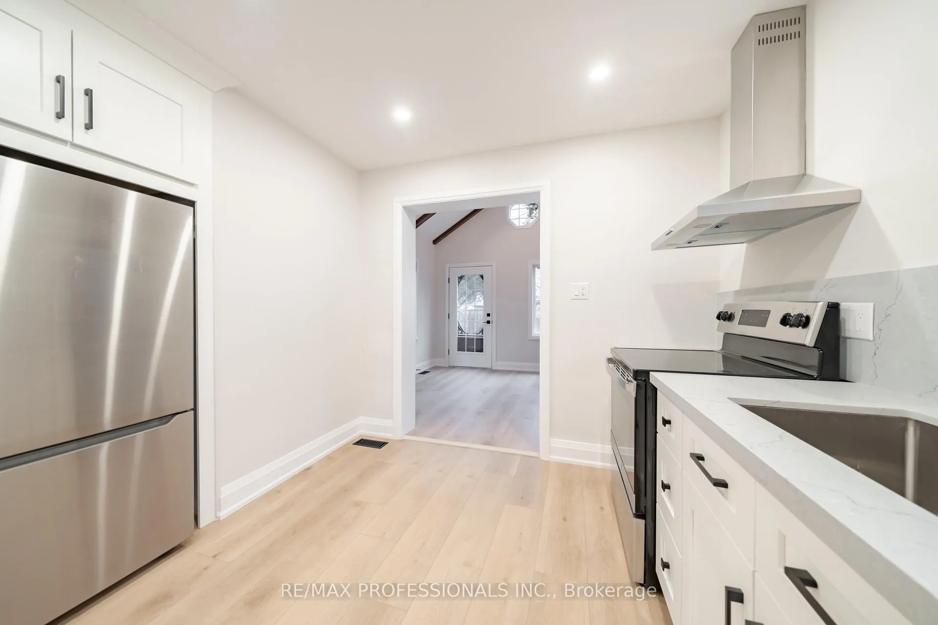 Photo 13 of 370 Delaware Avenue, Burlington, Brant — HOMEH