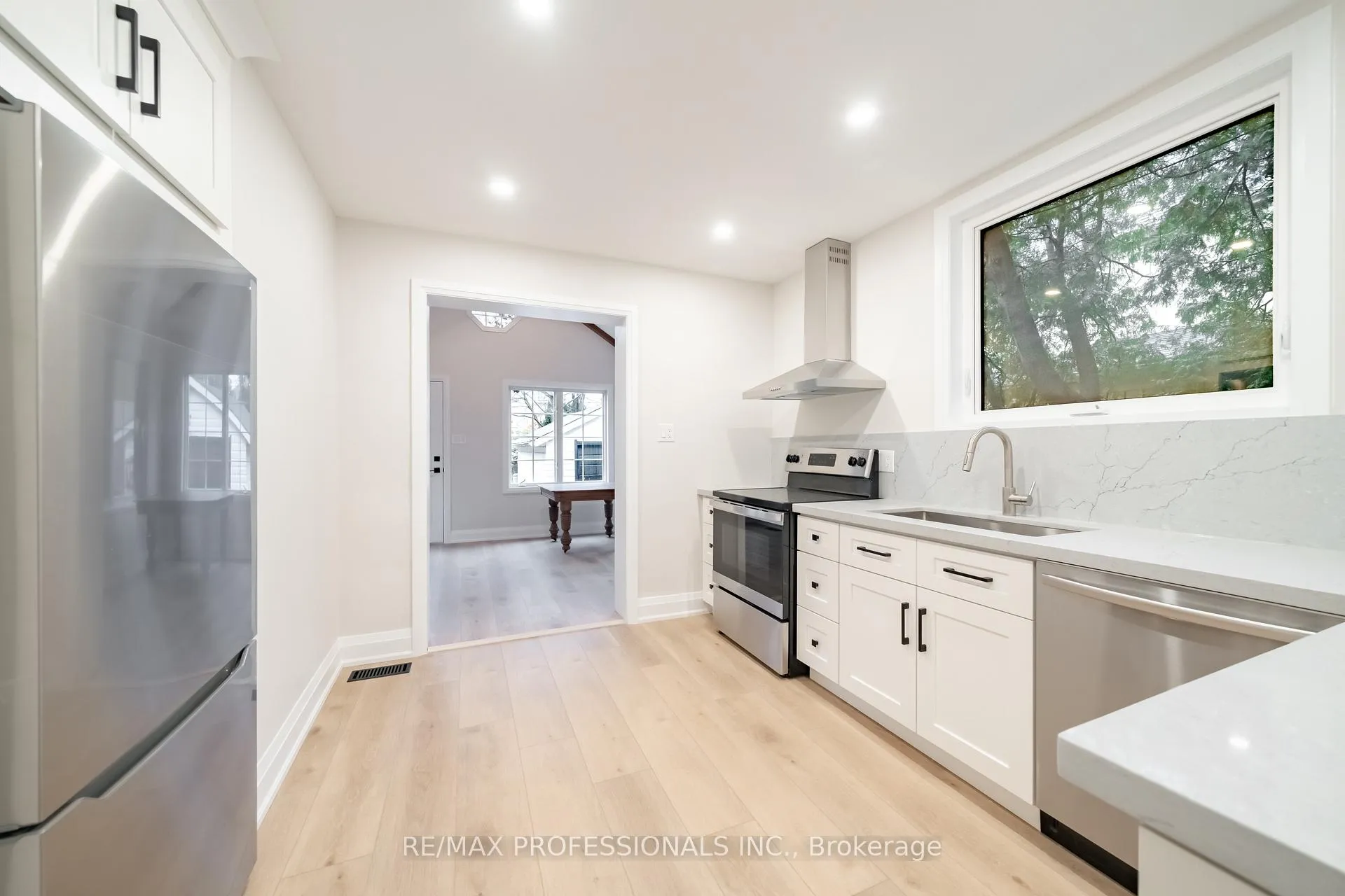 Photo 14 of 370 Delaware Avenue, Burlington, Brant — HOMEH