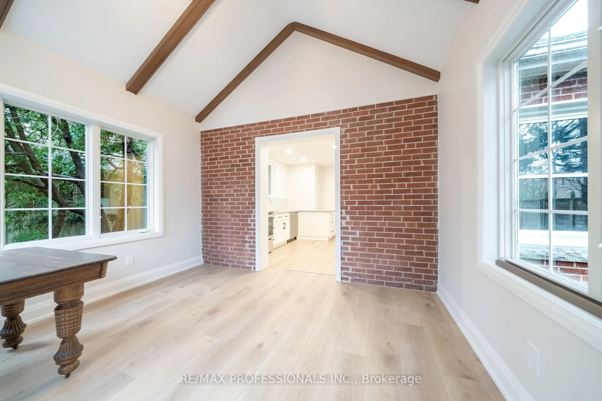 Photo 18 of 370 Delaware Avenue, Burlington, Brant — HOMEH