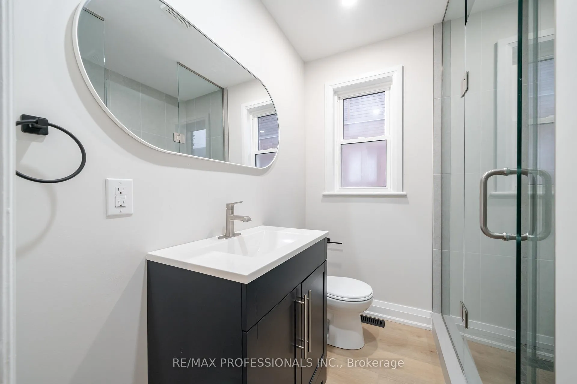 Photo 19 of 370 Delaware Avenue, Burlington, Brant — HOMEH