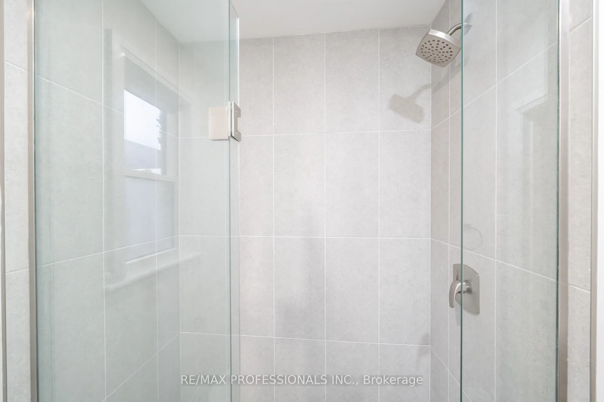 Photo 20 of 370 Delaware Avenue, Burlington, Brant — HOMEH