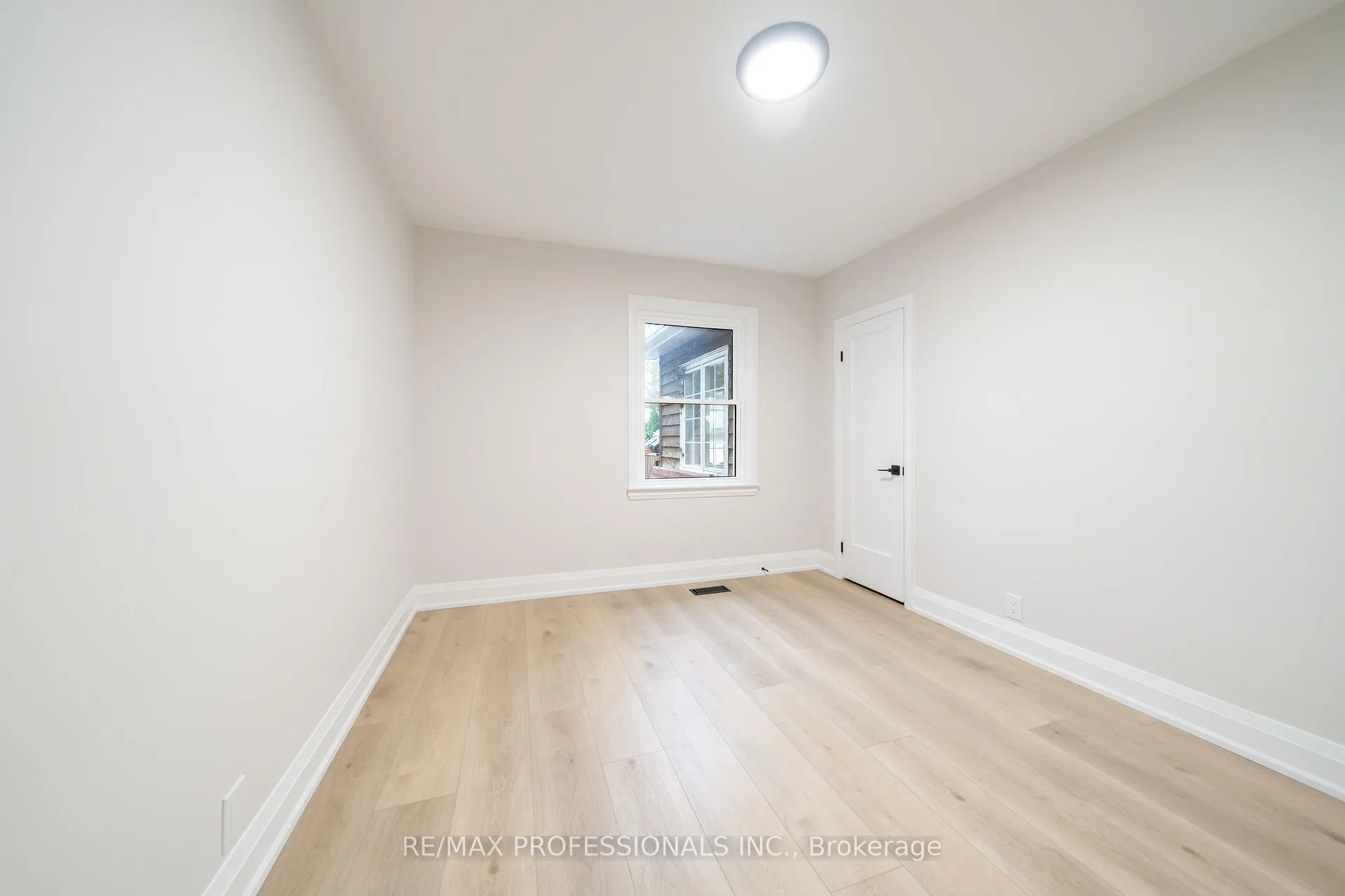 Photo 24 of 370 Delaware Avenue, Burlington, Brant — HOMEH