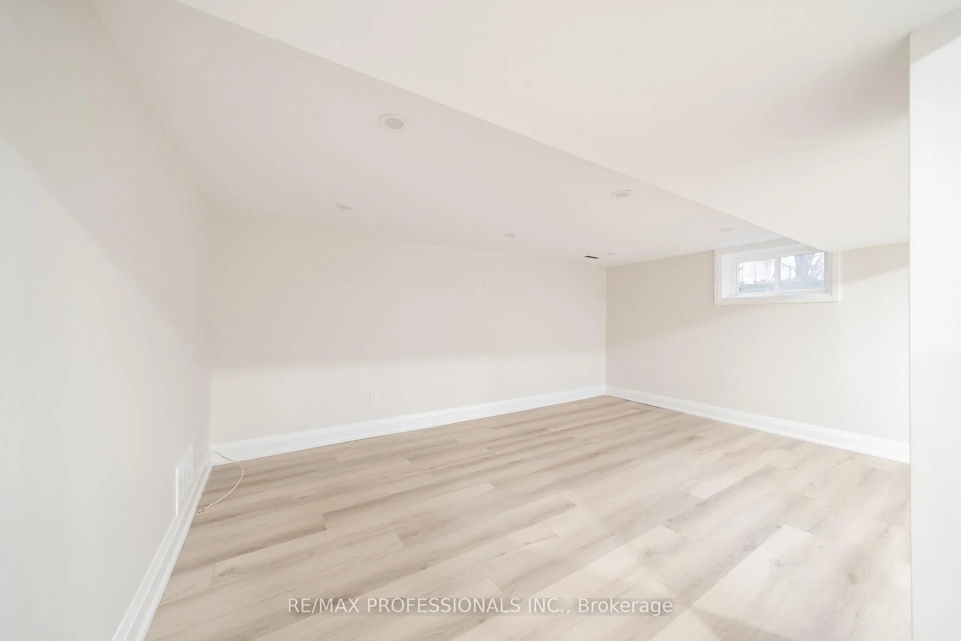 Photo 29 of 370 Delaware Avenue, Burlington, Brant — HOMEH