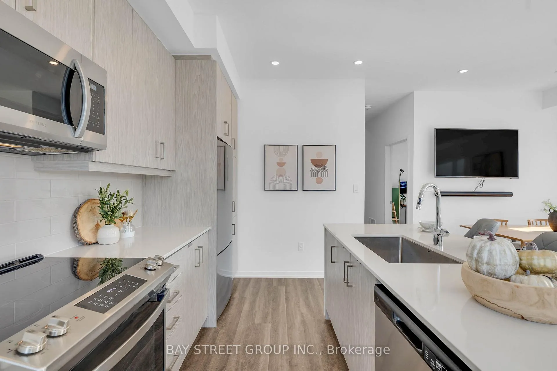 Photo 8 of Unit 268, 150 Honeycrisp Crescent, Vaughan, Vaughan Corporate Centre — HOMEH