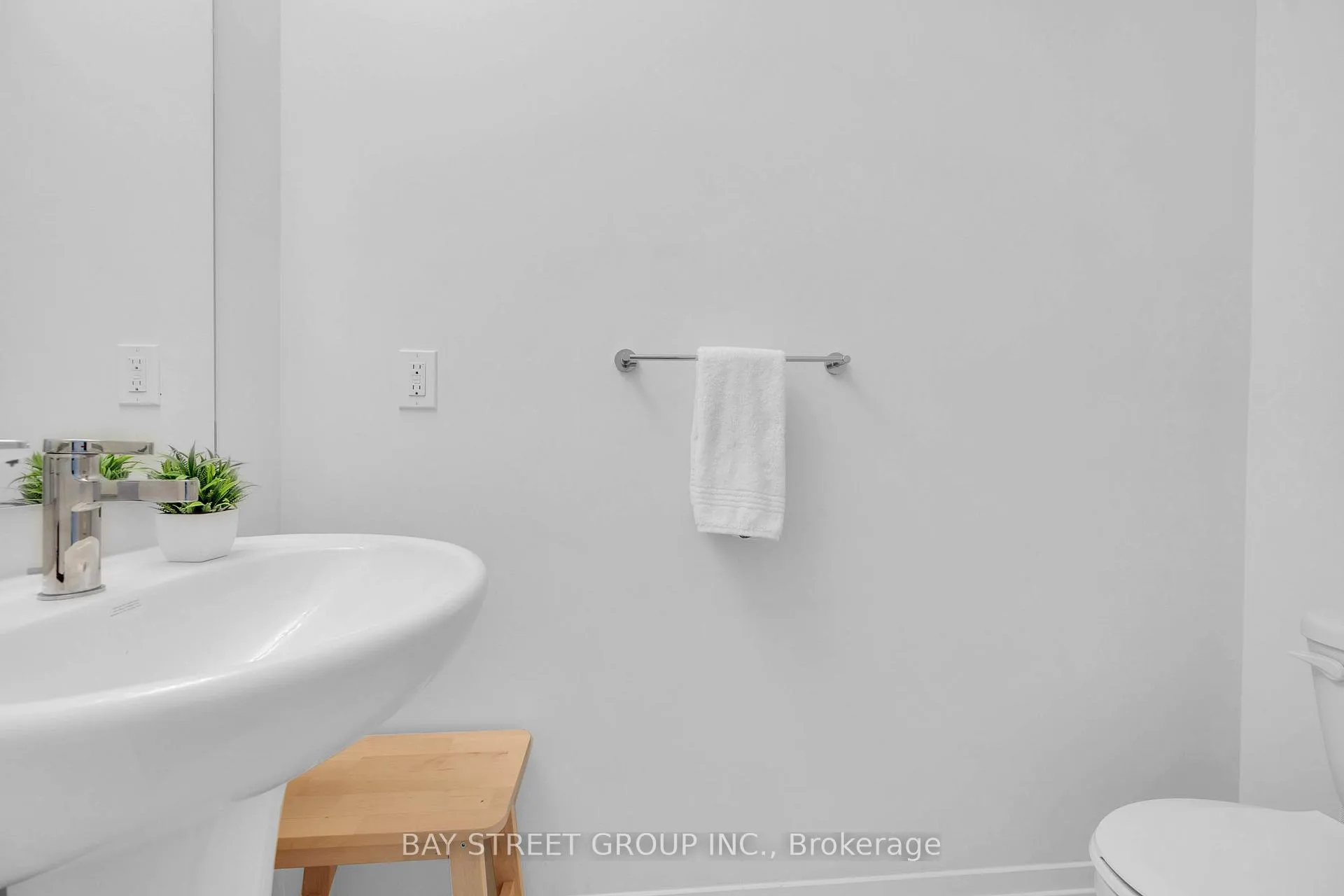 Photo 11 of Unit 268, 150 Honeycrisp Crescent, Vaughan, Vaughan Corporate Centre — HOMEH