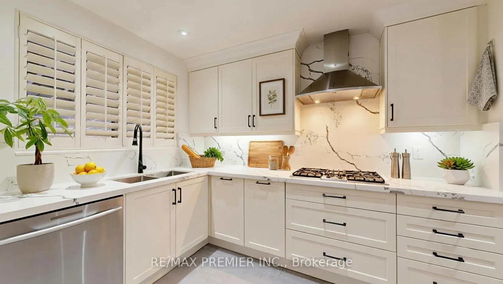 Photo 5 of 160 Verobeach Boulevard, North York, Humbermede — HOMEH