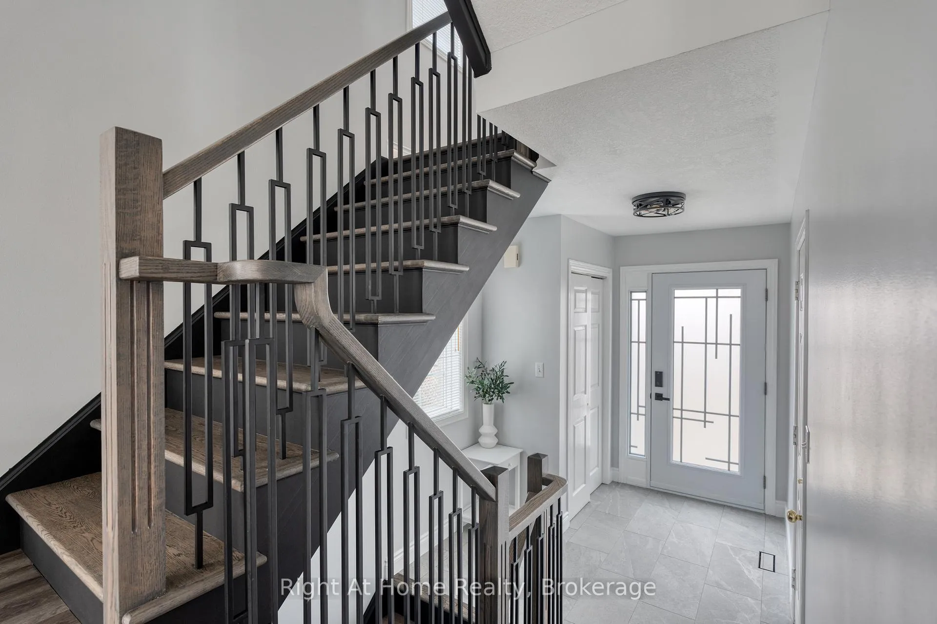 Photo 5 of 198 Gatestone Drive, Hamilton, Stoney Creek Mountain — HOMEH