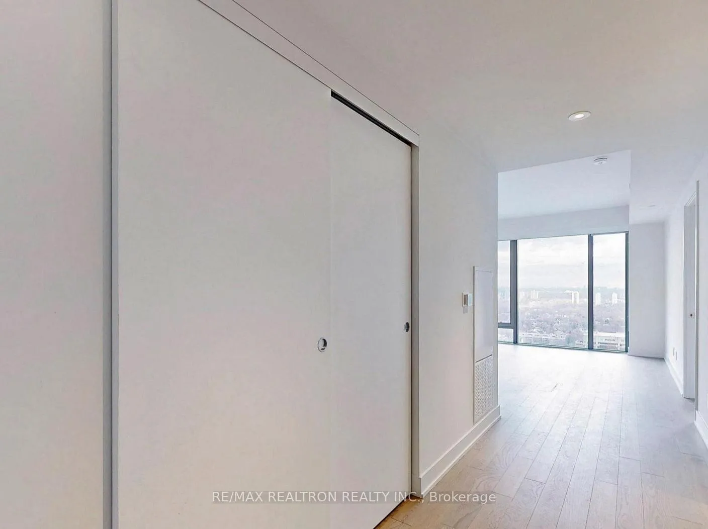 Photo 3 of Unit 3207, 8 Cumberland Street, Toronto, The Annex — HOMEH