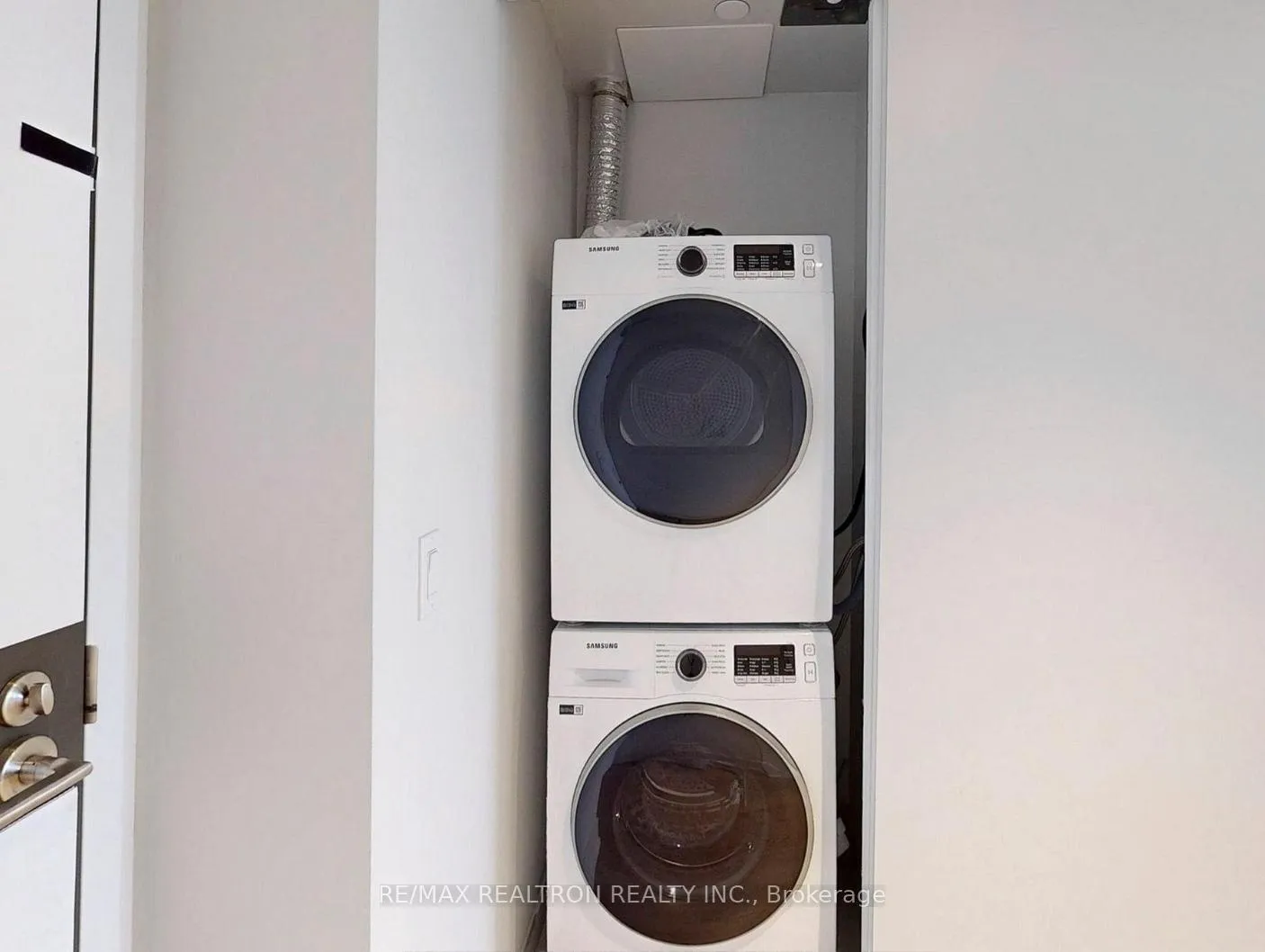 Photo 5 of Unit 3207, 8 Cumberland Street, Toronto, The Annex — HOMEH
