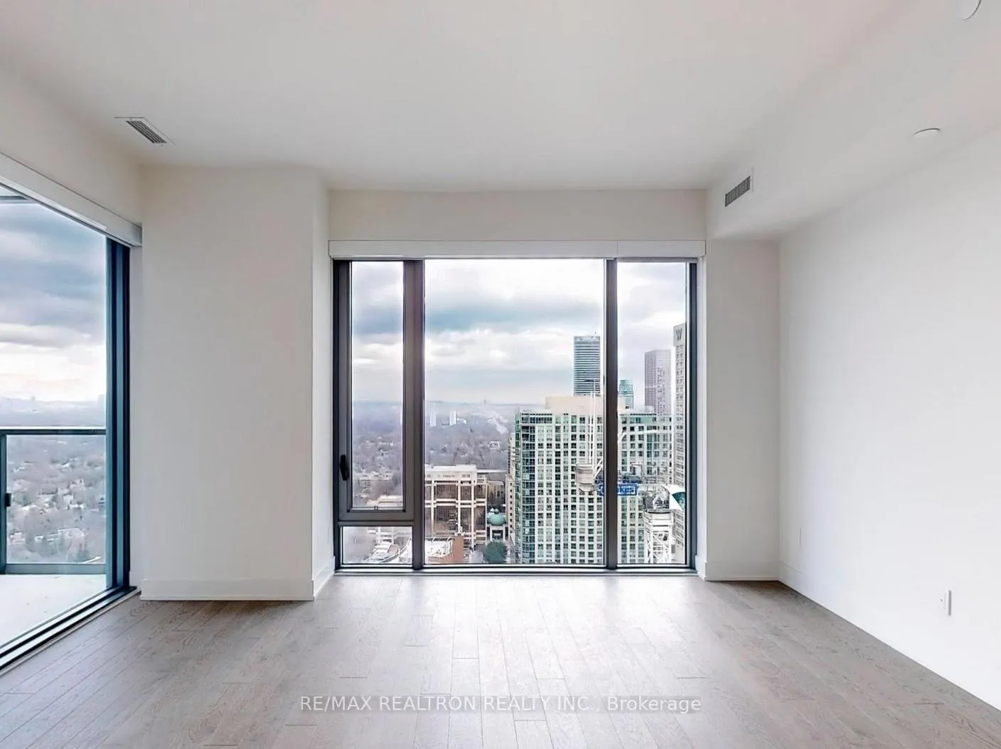 Photo 6 of Unit 3207, 8 Cumberland Street, Toronto, The Annex — HOMEH