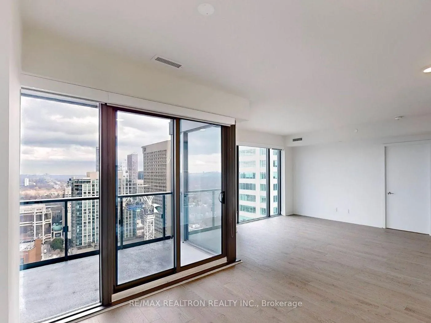 Photo 8 of Unit 3207, 8 Cumberland Street, Toronto, The Annex — HOMEH
