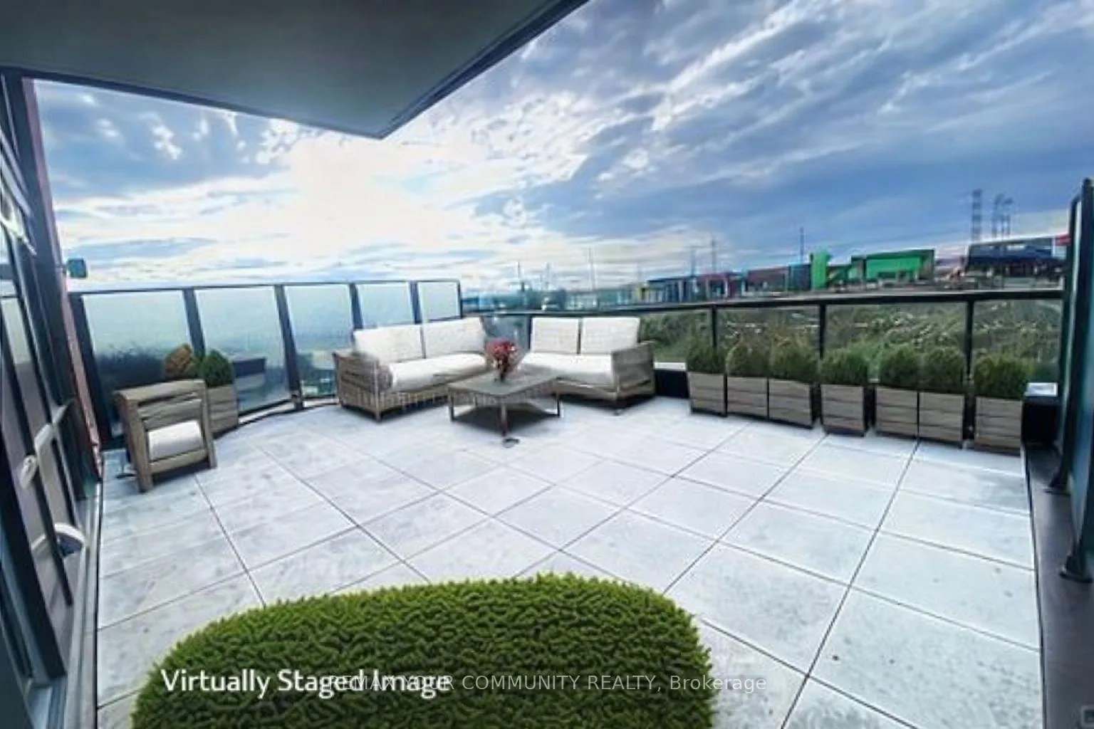 Front of Unit 206, 2550 Simcoe Street N