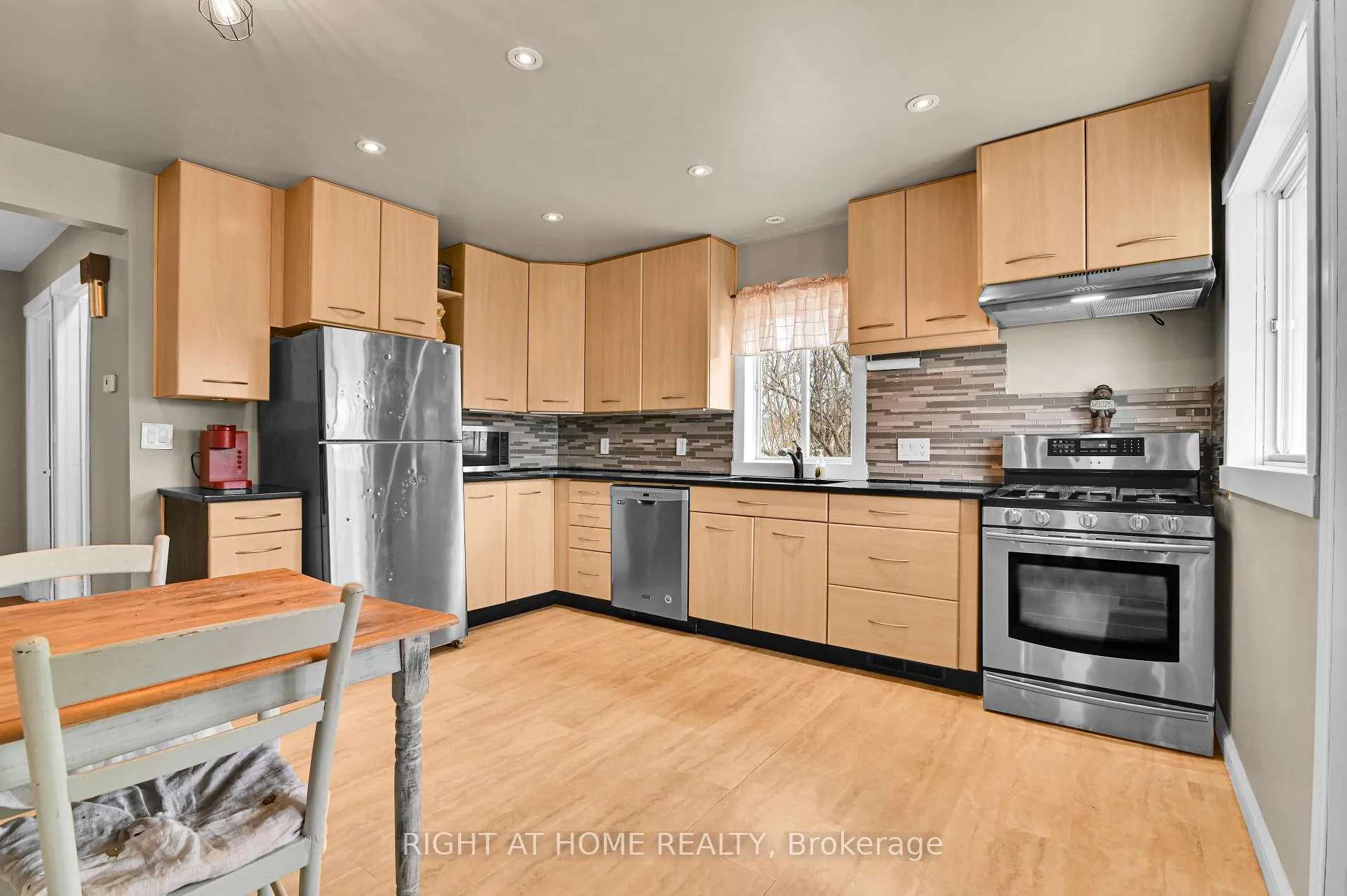 Photo 9 of 541 Albert Street, North Dundas, Winchester — HOMEH