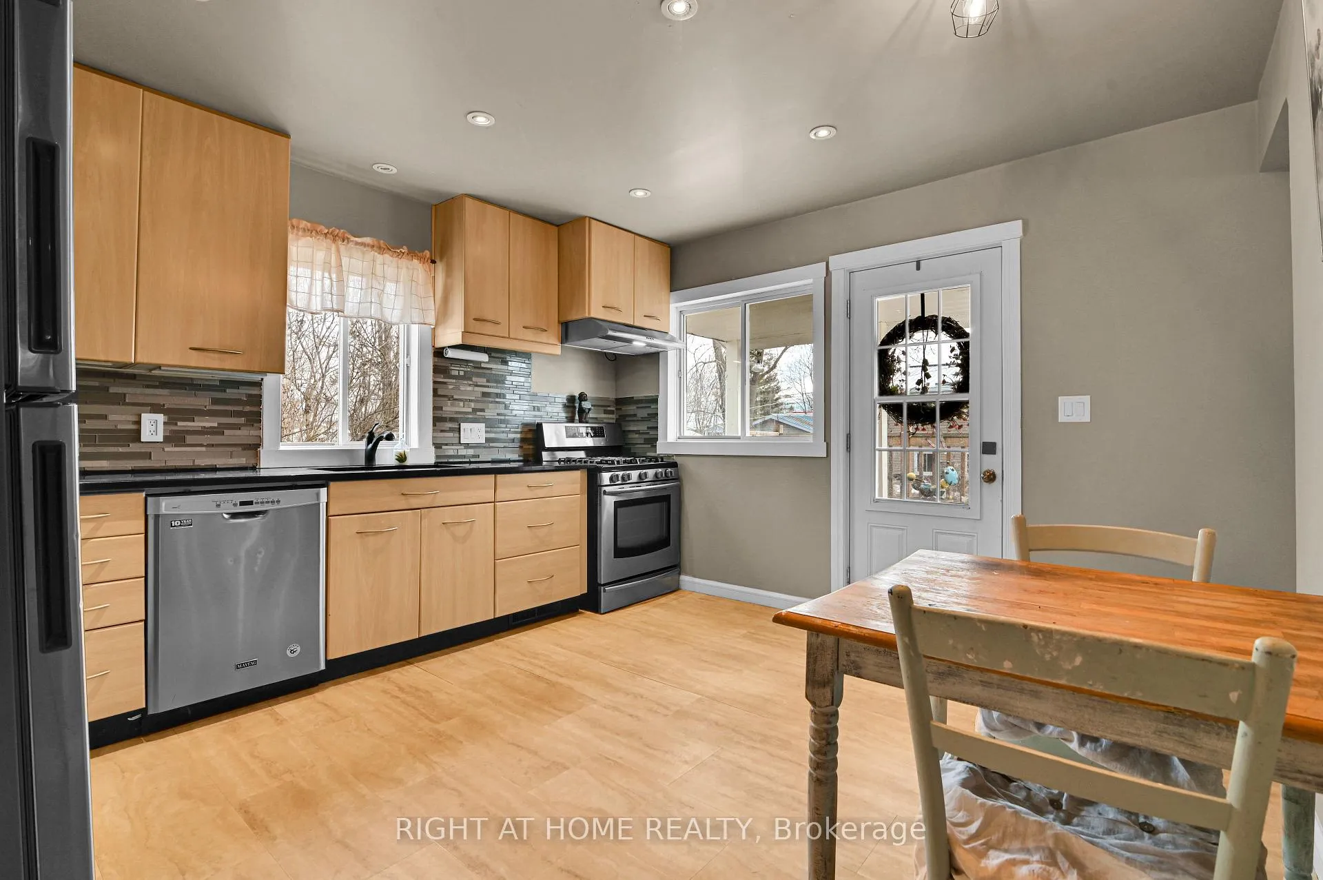 Photo 11 of 541 Albert Street, North Dundas, Winchester — HOMEH