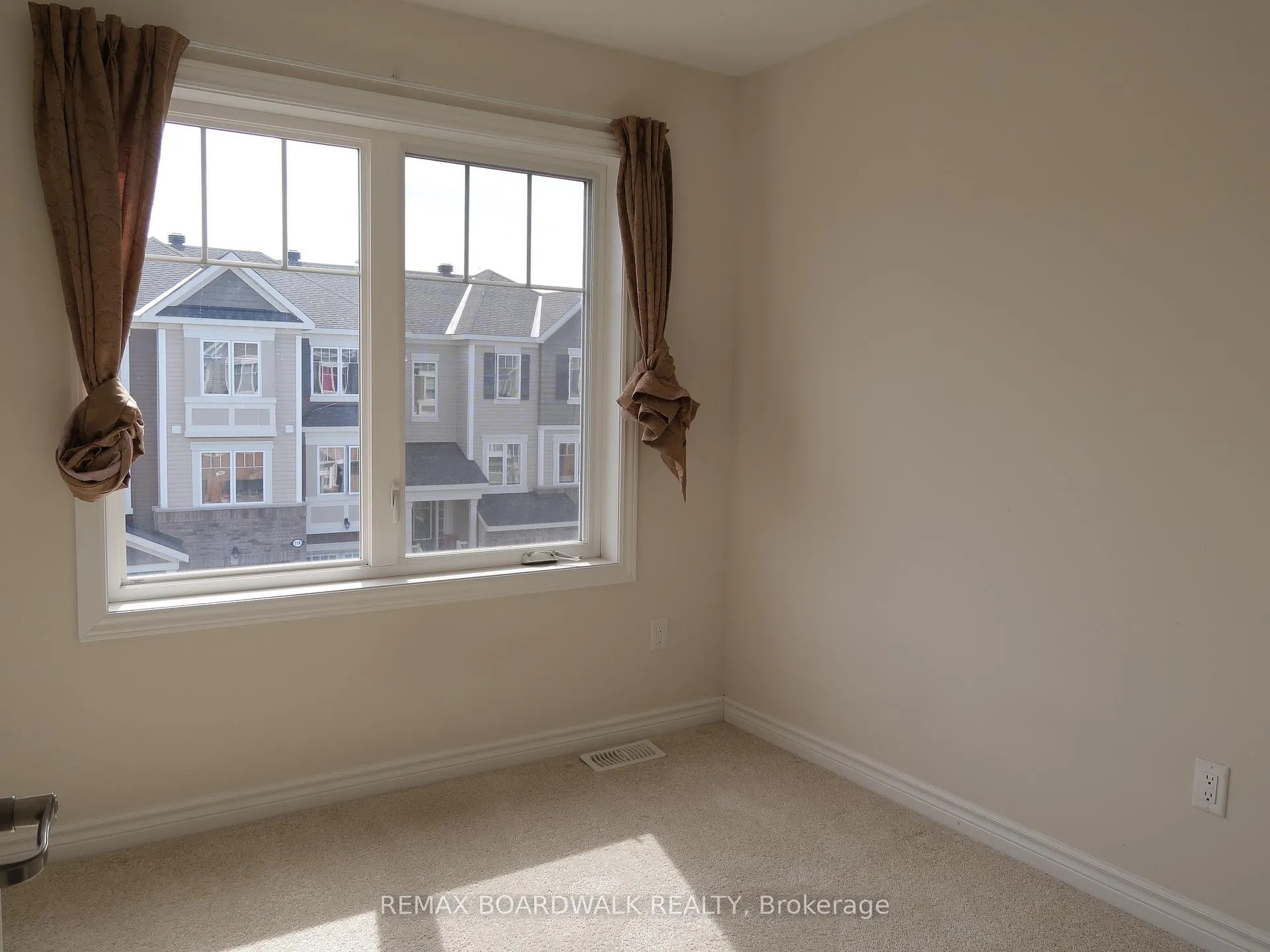 Photo 19 of 117 Gelderland Private, Ottawa, Kanata - Emerald Meadows/Trailwest — HOMEH