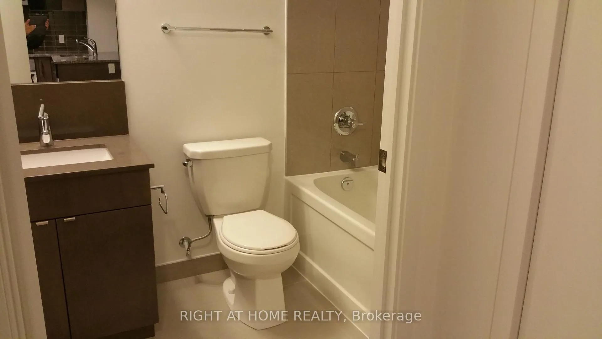 Photo 8 of Unit 3108, 89 Dunfield Avenue, Toronto, Mount Pleasant West — HOMEH