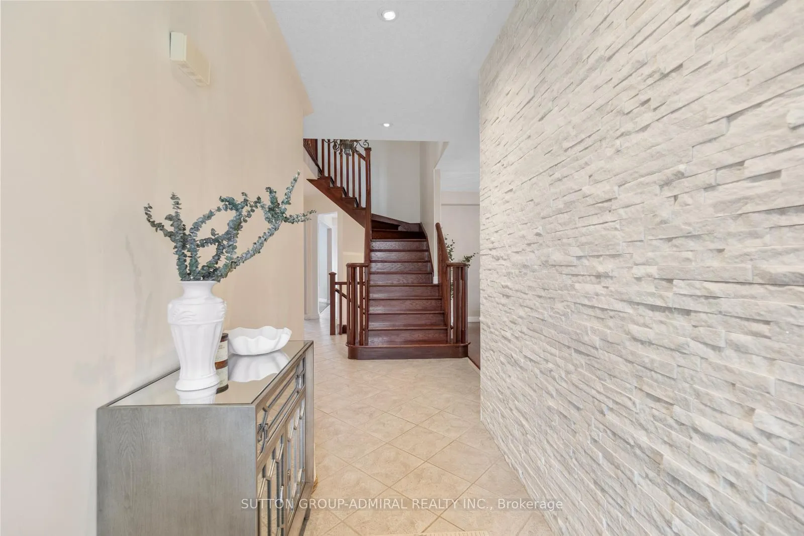 Photo 3 of 303 Winterburg Court, Waterloo — HOMEH