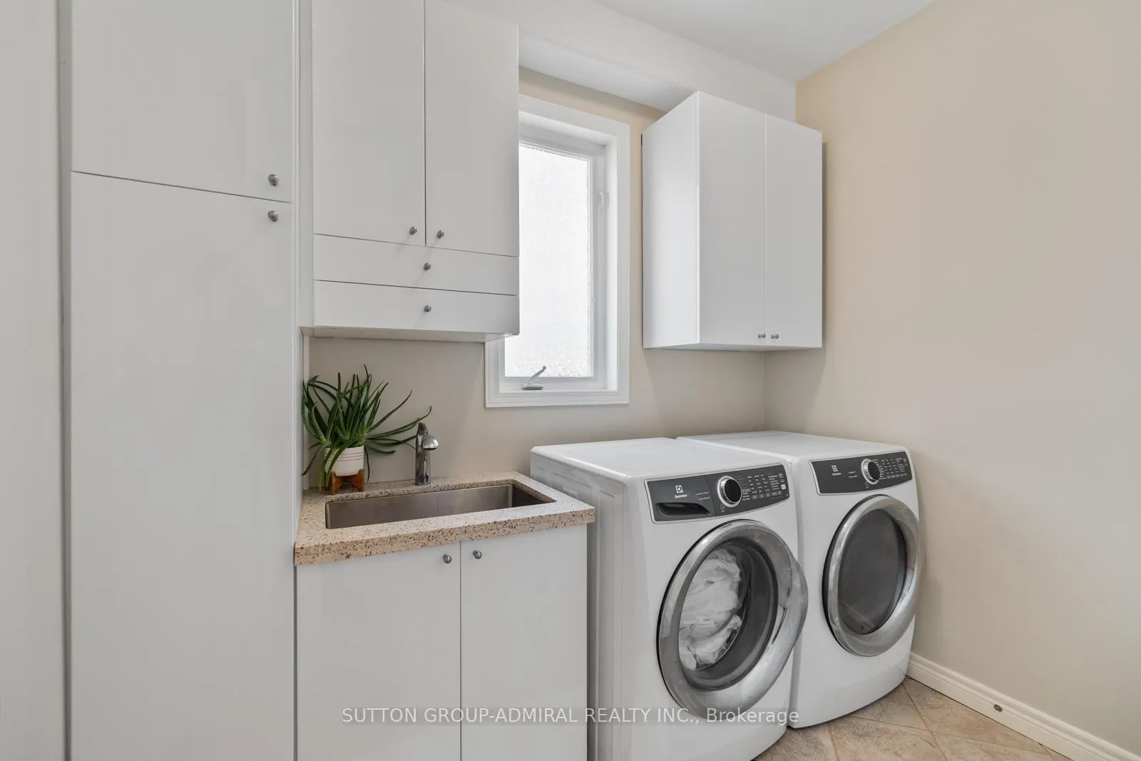 Photo 20 of 303 Winterburg Court, Waterloo — HOMEH