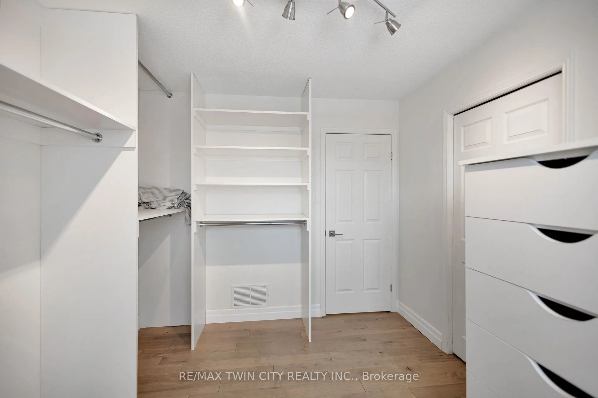 Photo 22 of 21 Riva Ridge, Brantford — HOMEH